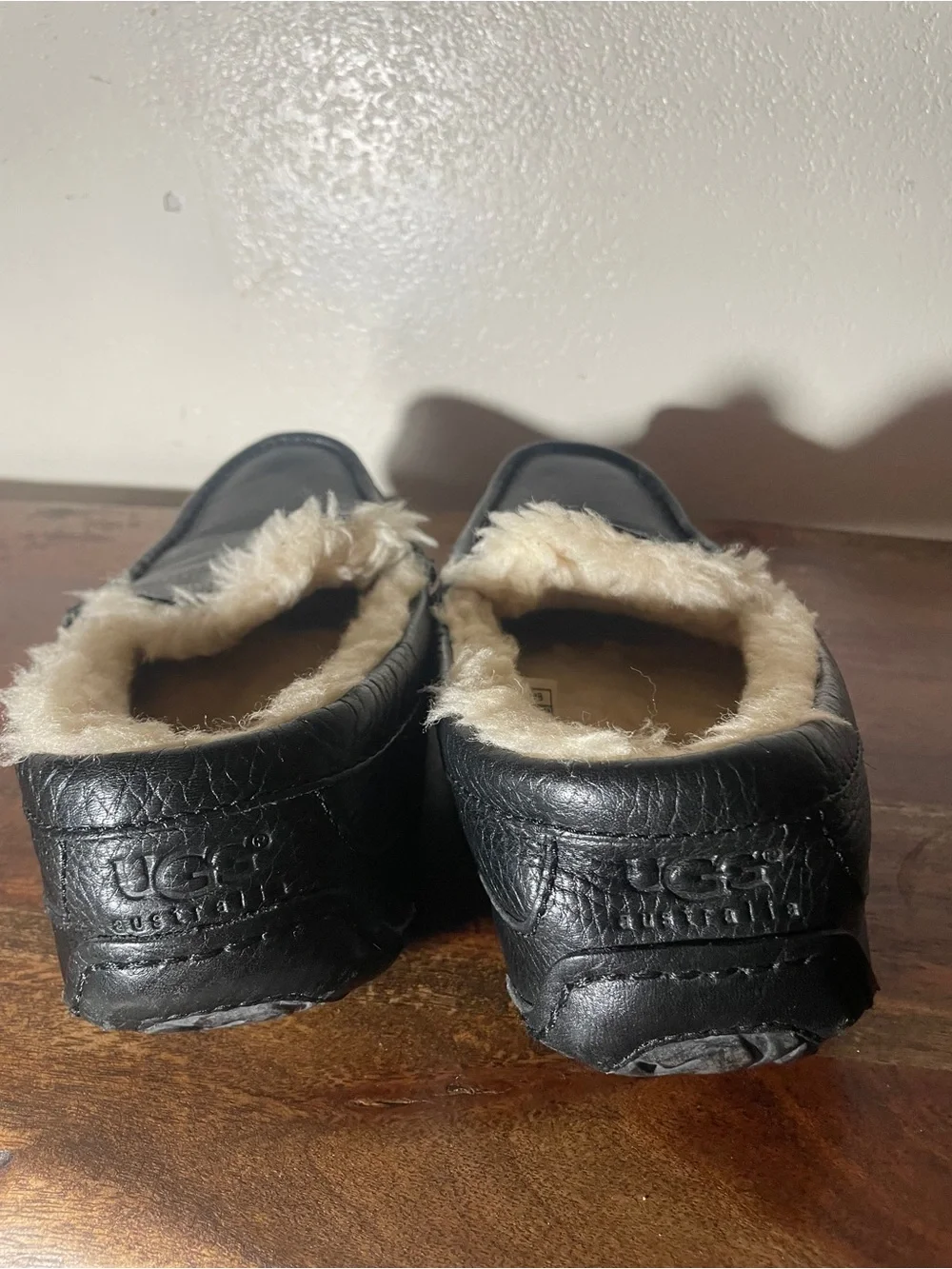 UGG Ascot 5379B Black Leather Shearling Slippers Men’s Size 8